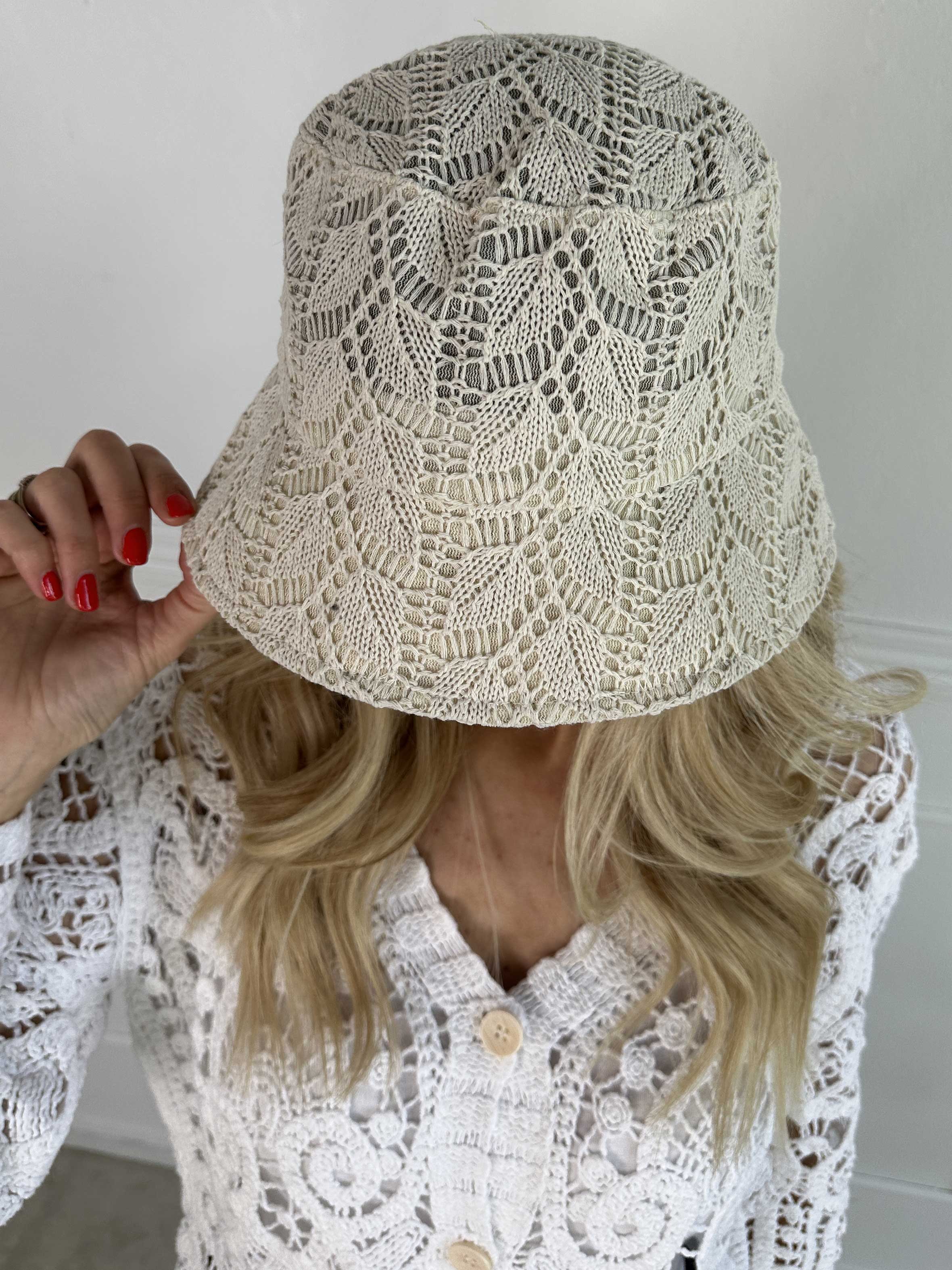 Ulrikke - Sød bøllehat i broderet look